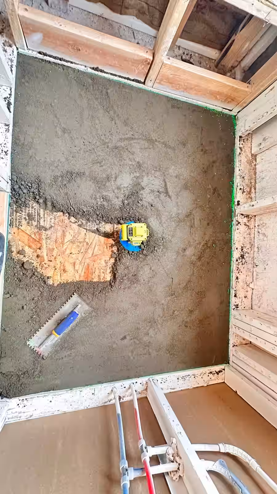 Shower floor mortar bed preparation with drain assembly and slope verification